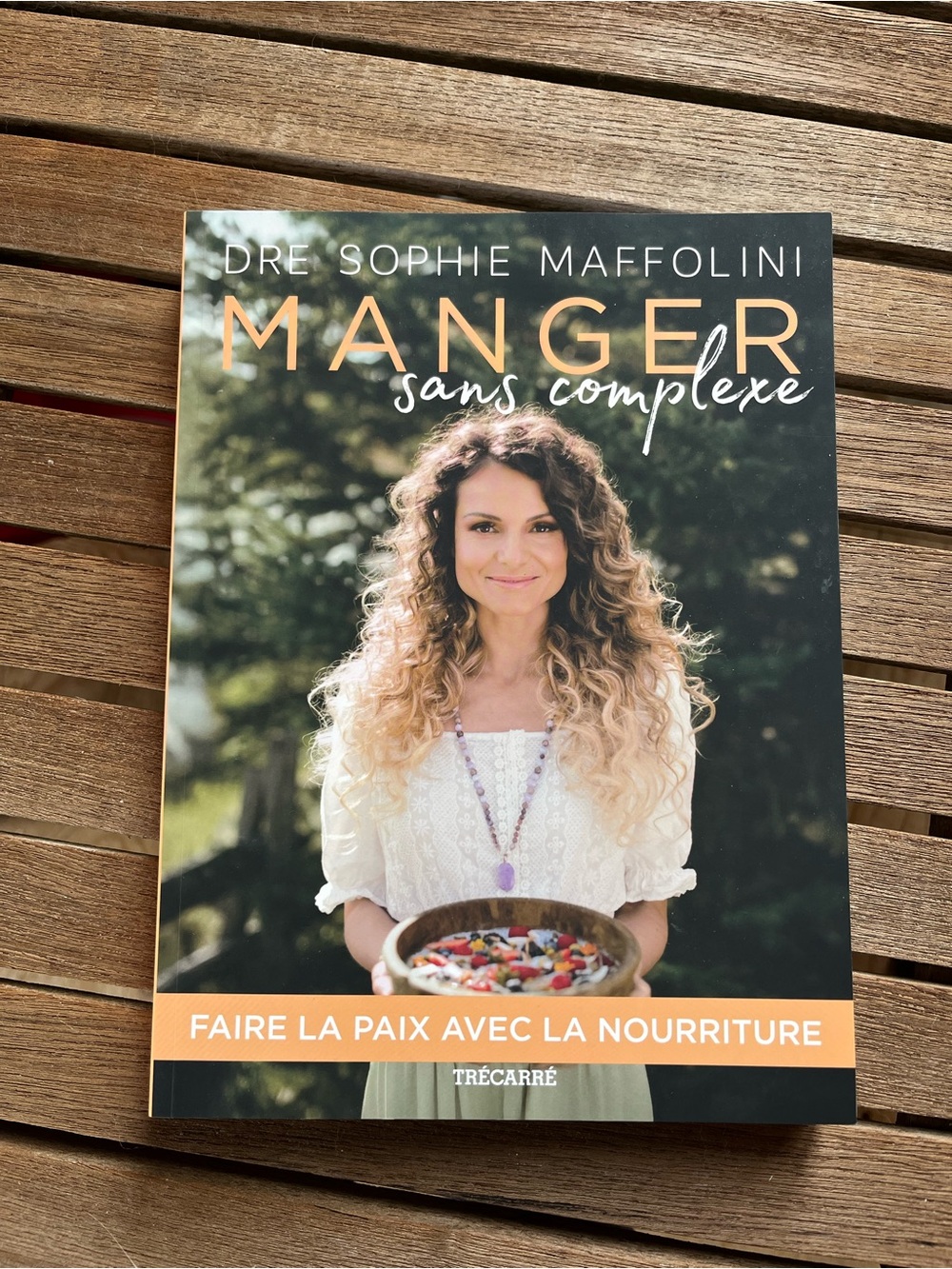 Manger Sans Complexe by Dre Sophie Maffolini — Cookbook in Cream & Black